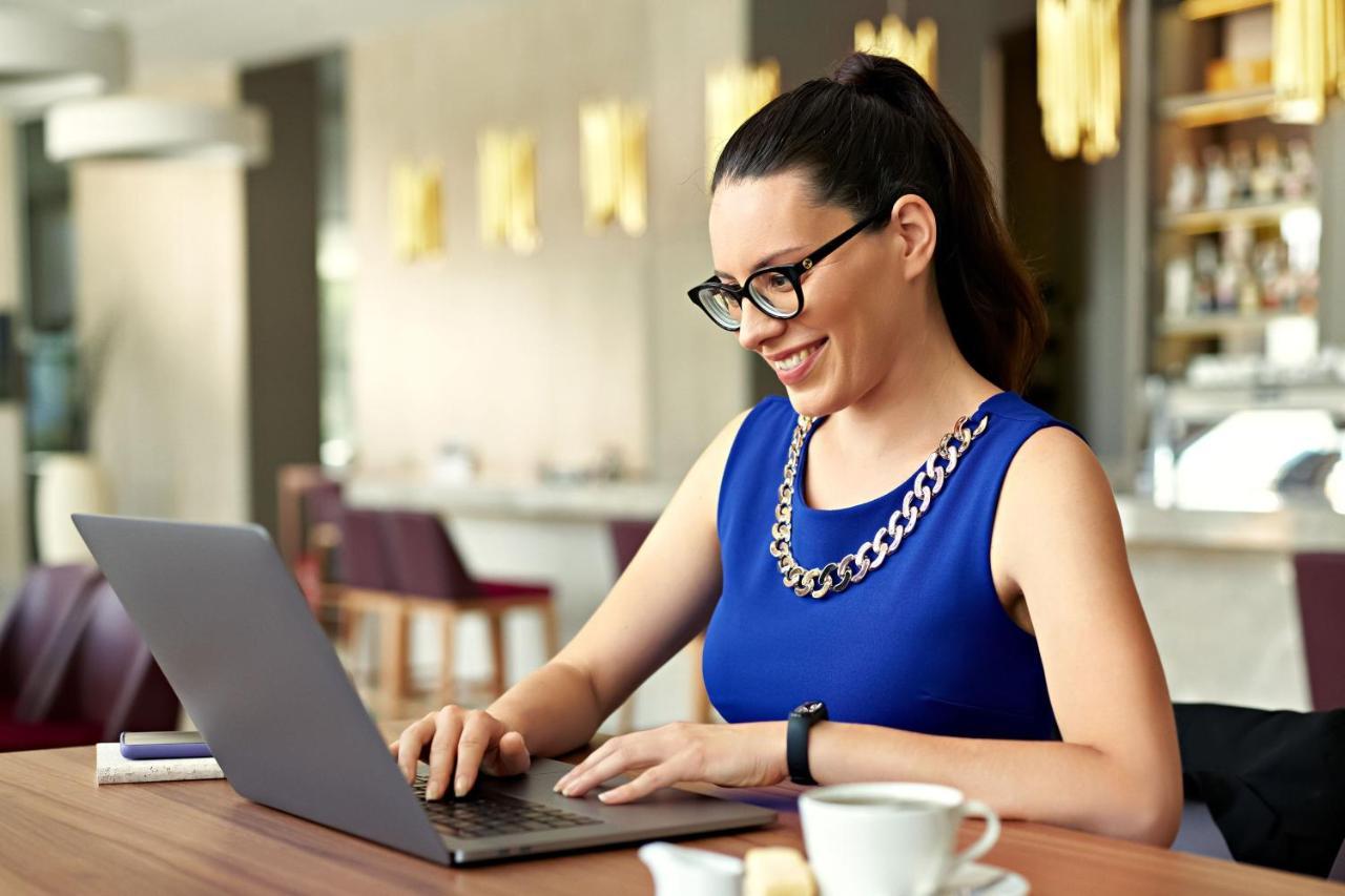 Sheraton Dubrovnik Riviera Hotel Mlini Exterior photo A woman using a laptop