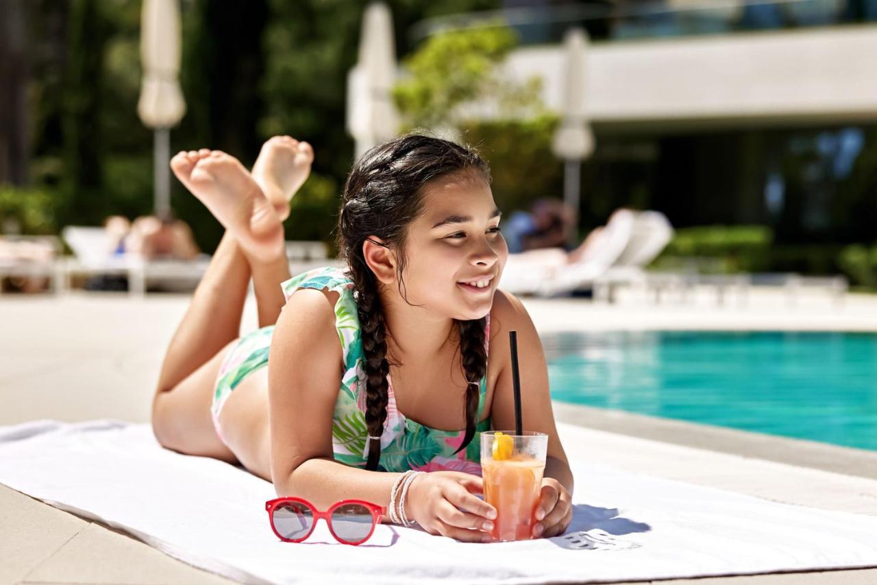 Sheraton Dubrovnik Riviera Hotel Mlini Exterior photo A girl sunbathing