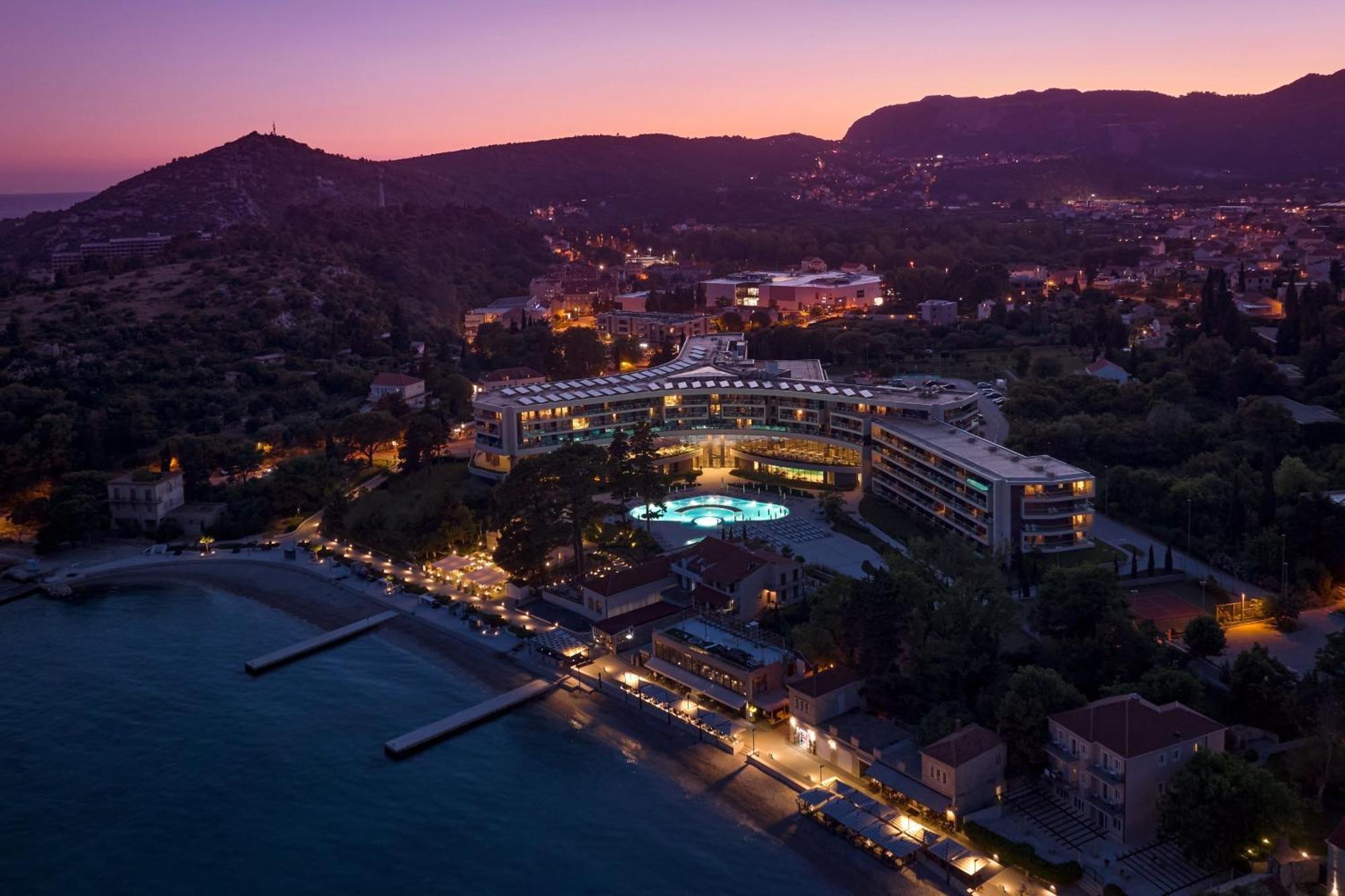 Sheraton Dubrovnik Riviera Hotel Mlini Exterior photo The resort at night